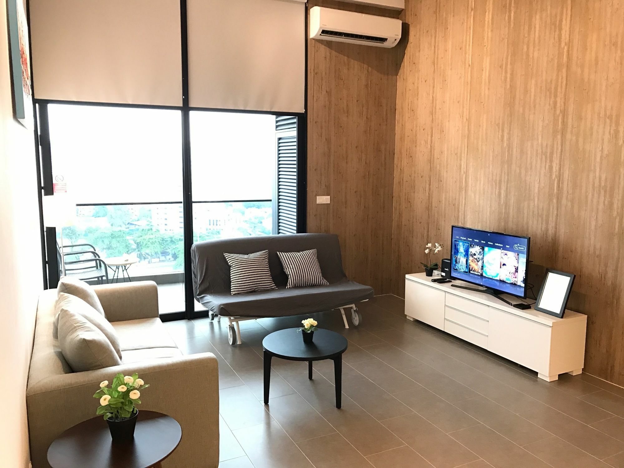 吉隆坡阿里拉孟沙酒店 外观 照片 A living room in a serviced apartment in Kuala Lumpur, Malaysia.