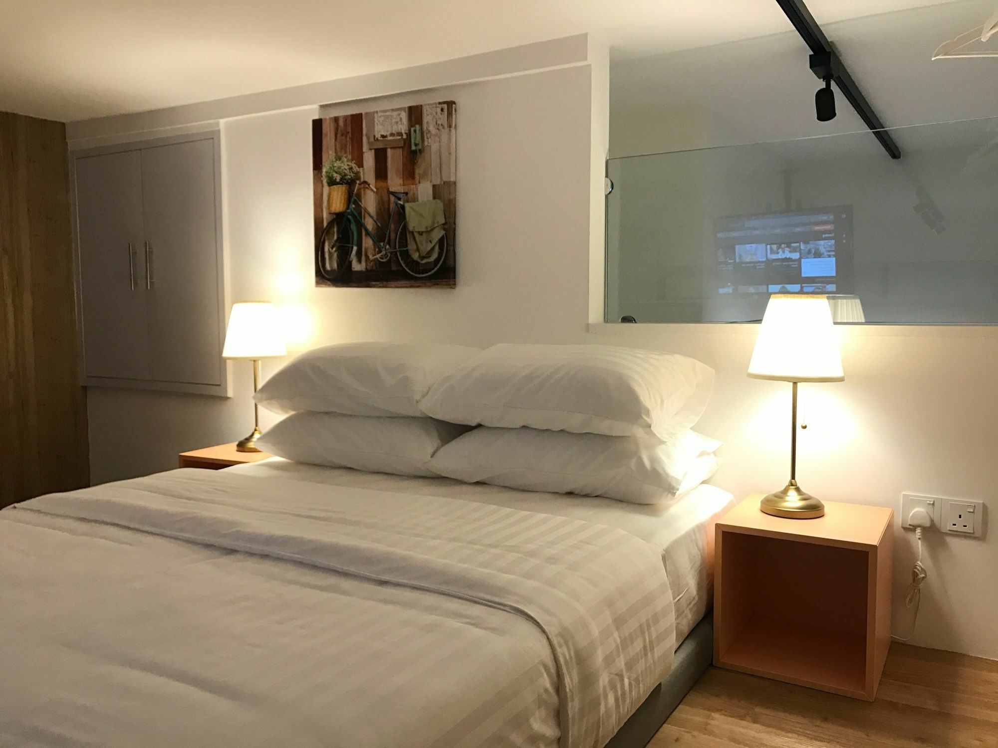 吉隆坡阿里拉孟沙酒店 外观 照片 A bedroom in a serviced apartment in Singapore
