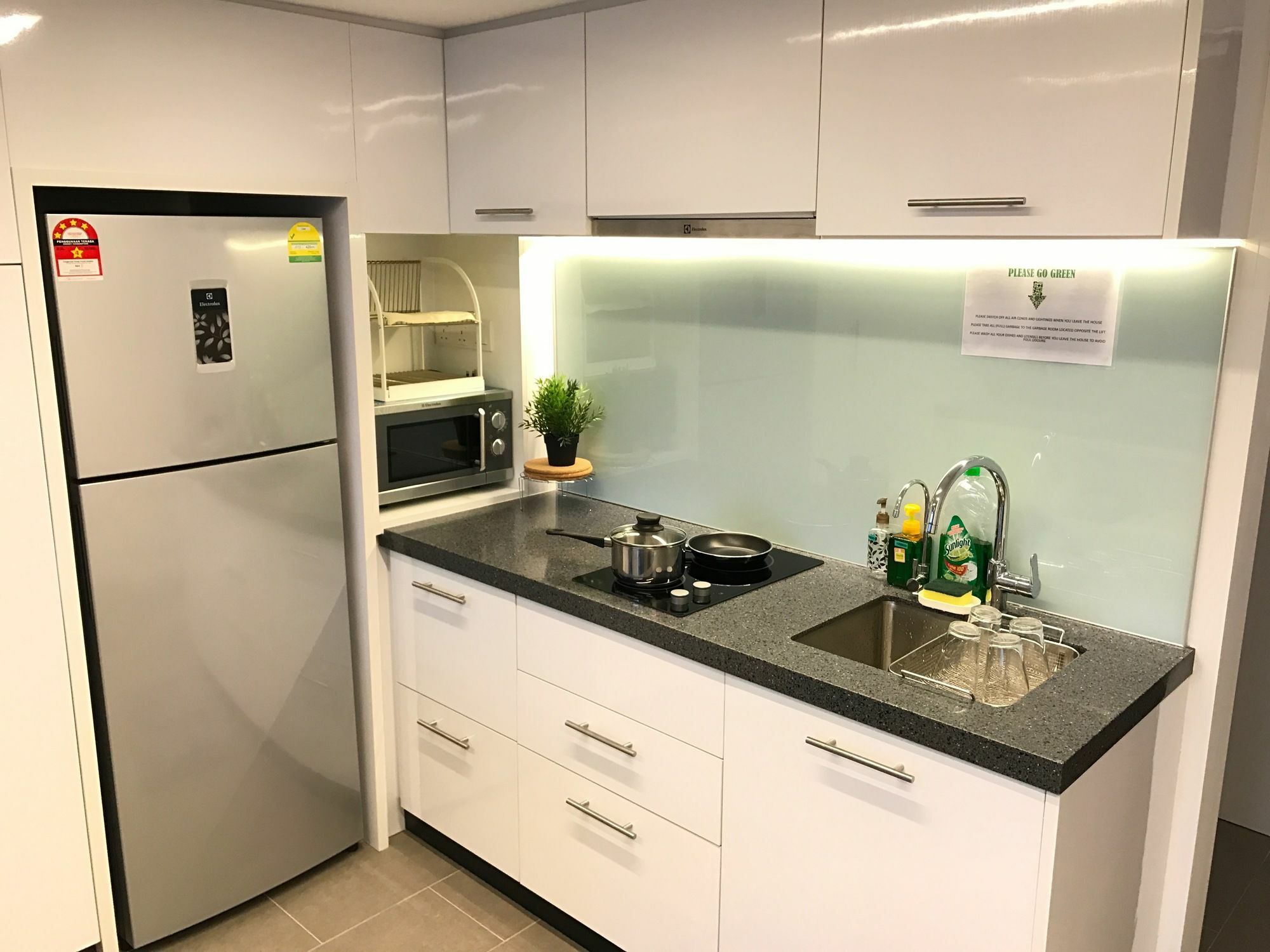 吉隆坡阿里拉孟沙酒店 外观 照片 A typical kitchen in a student apartment